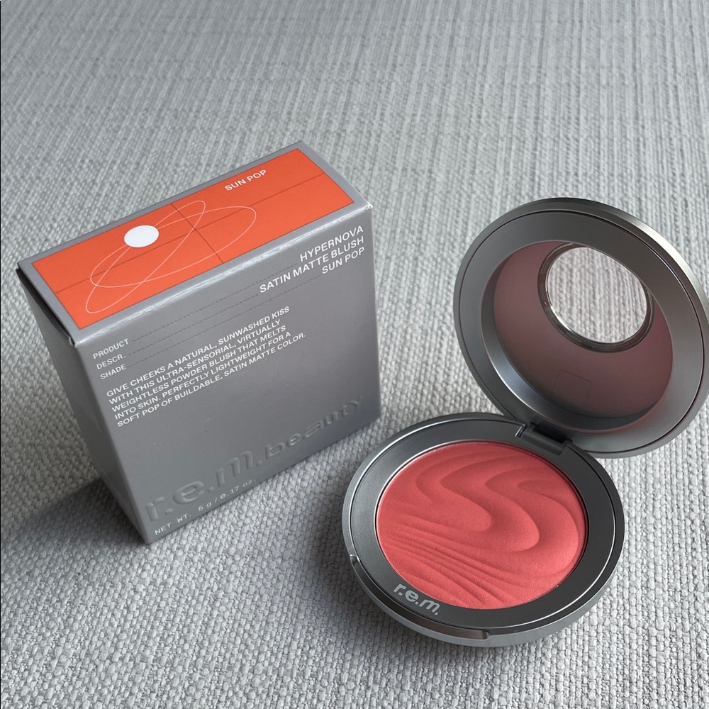 r.e.m. beauty Hyphenova Satin Matte Blush - Sun Pop
